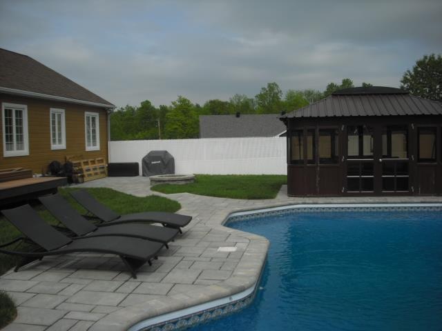 Installation de pavé-uni en cours